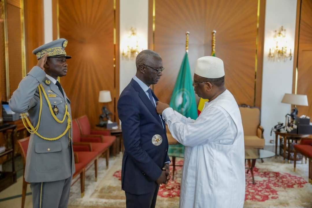 Assemblée Nationale :Le président de la République Mr Macky Sall remet l’insigne du lion au président de l’Assemblée nationale.